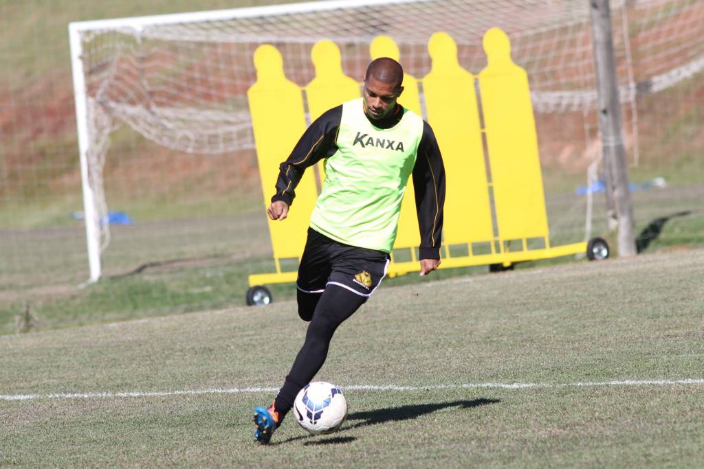 O lateral direito Maicon Silva disputou a temporada de 2015 com a camisa do Criciúma (Foto: Fernando Ribeiro/CEC)