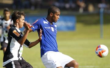Camisa 10 da base celeste, Alex deve subir para a equipe profissional em 2016 (Washington Alves/Light Press)