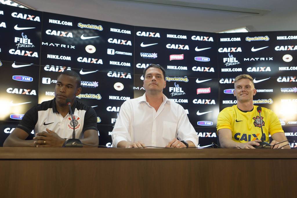 Eduardo Ferreira apresenta meia Alan Mineiro e goleiro Douglas (Foto: Daniel Augusto Jr./Agência Corinthians)