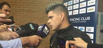 Recuperado de lesão, artilheiro Bou será opção no banco (foto: Racing/Divulgação)