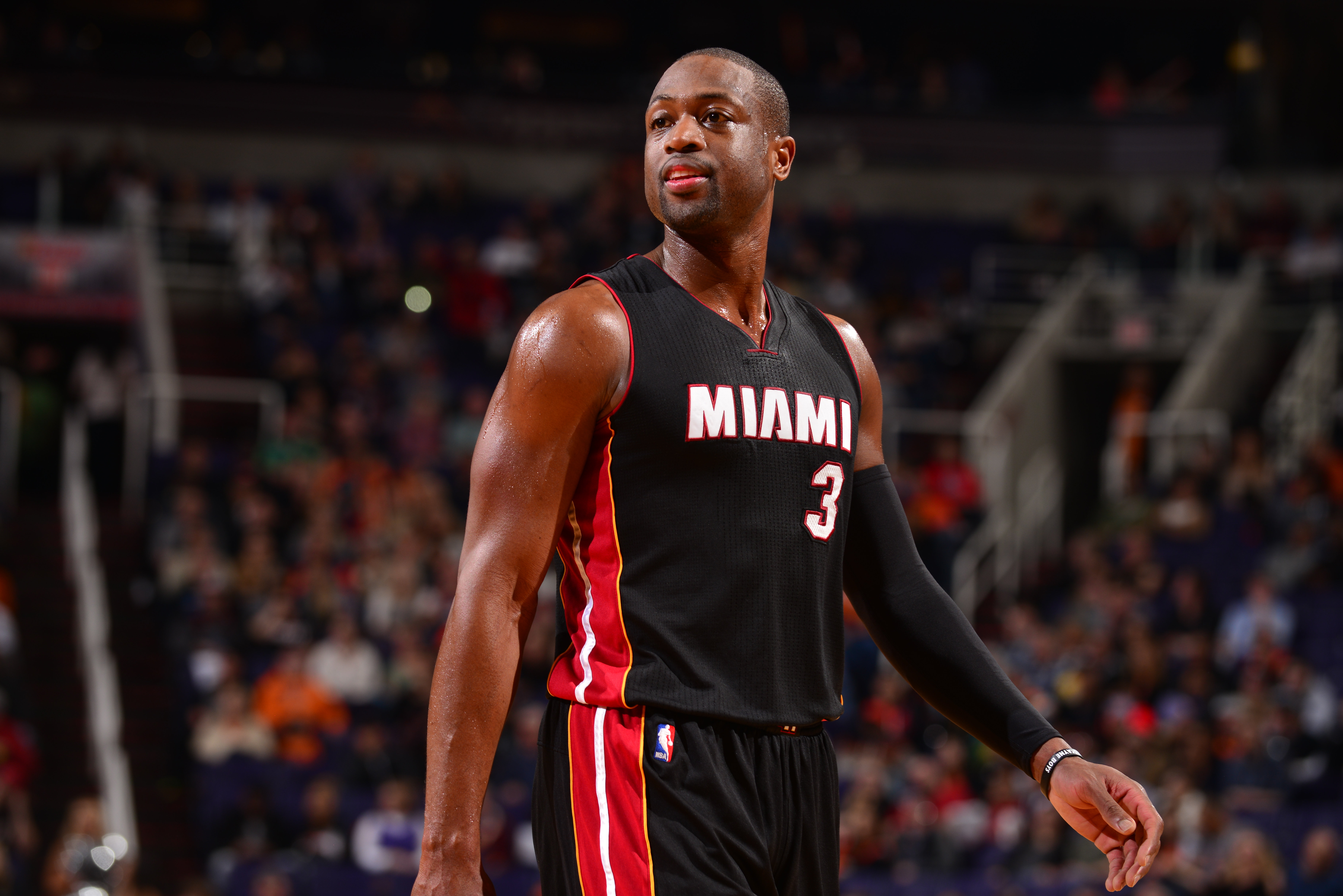 Dwyane Wade desequilibrou na vitória do heat contra os Suns (Foto: Barry Gossage/AFP)