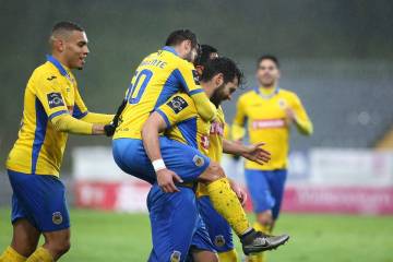 Jogadores do Arouca comemoram um dos gols da equipe contra o Vitória de Guimarães (Foto: Divulgação)