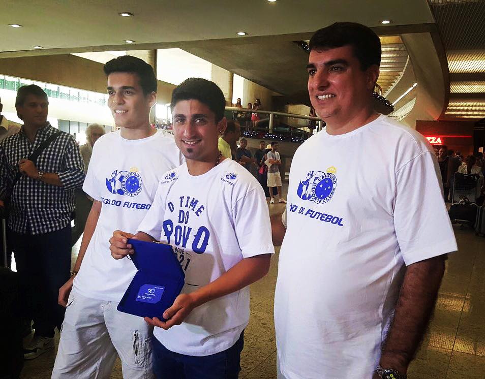 Matías Pisano recebe cartão de sócio do Cruzeiro das mãos de torcedores (Foto: Divulgação)