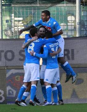 Napoli's Argentinian-French forward Gonzalo Higuain (C) celebrates with teammates after scoring with teammates during the Italian Serie A football match Frosinone Calcio vs SSC Napoli on January 10, 2016 at the Matusa Stadium in Frosinone. / AFP / CARLO HERMANN