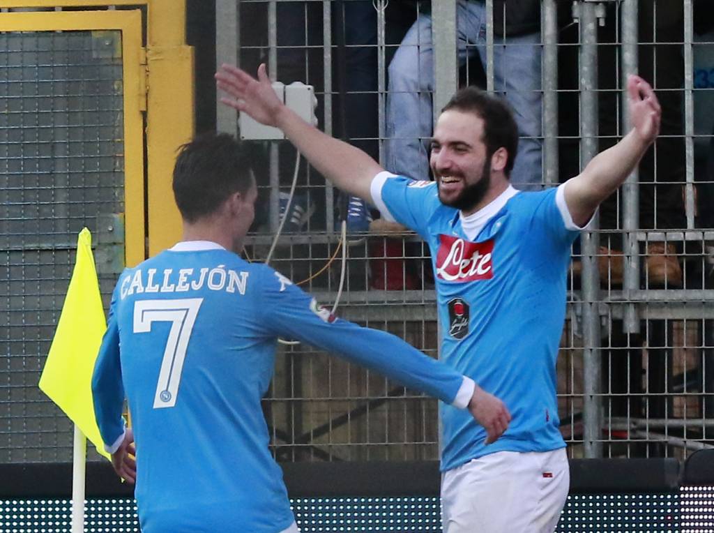 Jogadores do Napoli comemoram gol contra o Frosinone. (Foto: Carlos Hermann/AFP)