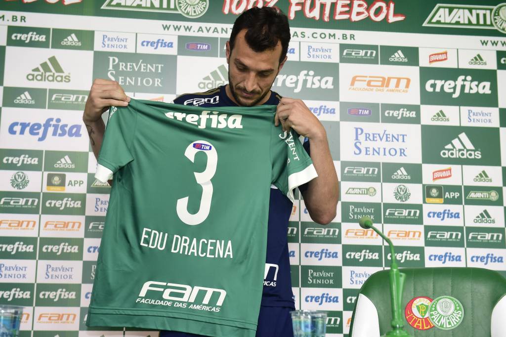 Experiente zagueiro Edu Dracena observa sua nova camisa no Palmeiras (Foto: Fernando Dantas/Gazeta Press)