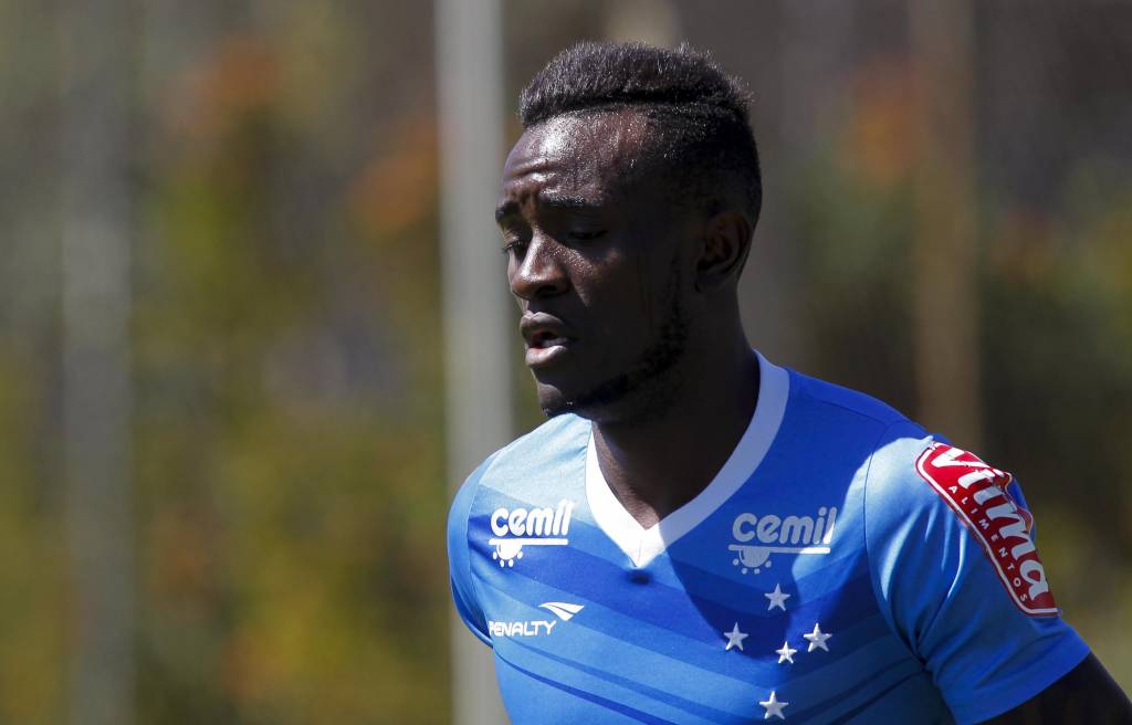 Saída de Joel abre espaço para a chegada de mais um estrangeiro no elenco do Cruzeiro em 2016 (Washington Alves/Light Press)