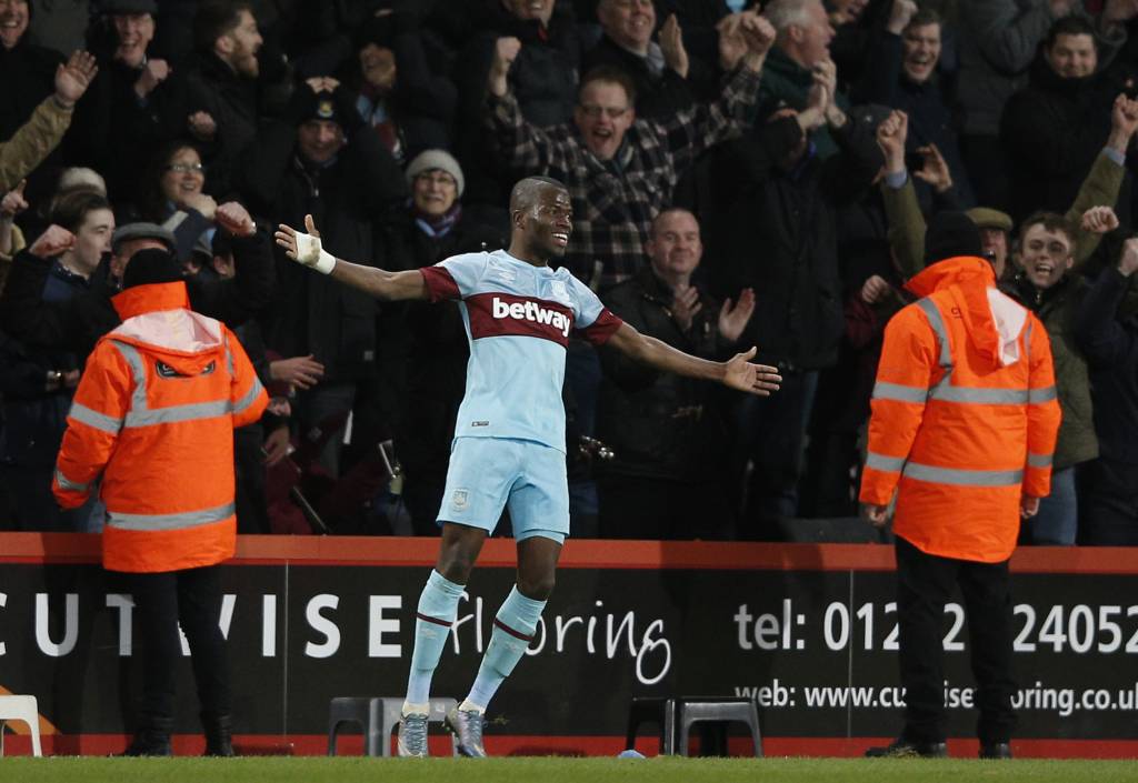 Valencia marcou dois gols na vitória do West Ham sobre o Bournemouth (Foto: Adrian Dennis/AFP)
