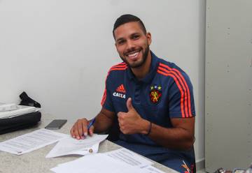 Bocanegra assinou contrato de três anos com o Sport (Foto: Williams Aguiar/Sport Club do Recife)
