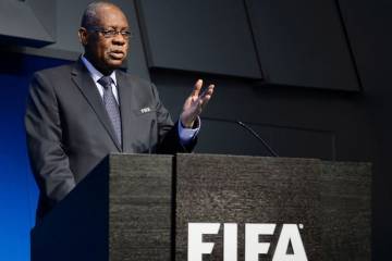 Issa Hayatou, presidente interino da Fifa, diminuiu seus poderes na Confederação Africana (Foto: AFP)