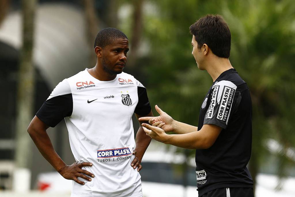Valencia tem feito trabalhos separados com os fisioterapeutas do clube (Foto:Ricardo Saibun)