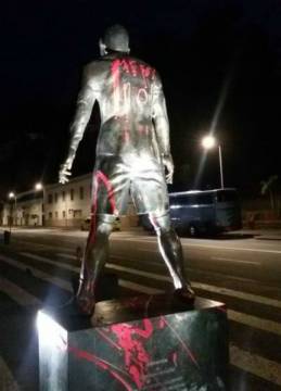 A estátua de Cristiano Ronaldo amanheceu pichada com o nome de Messi (Foto: Reprodução/Twitter)