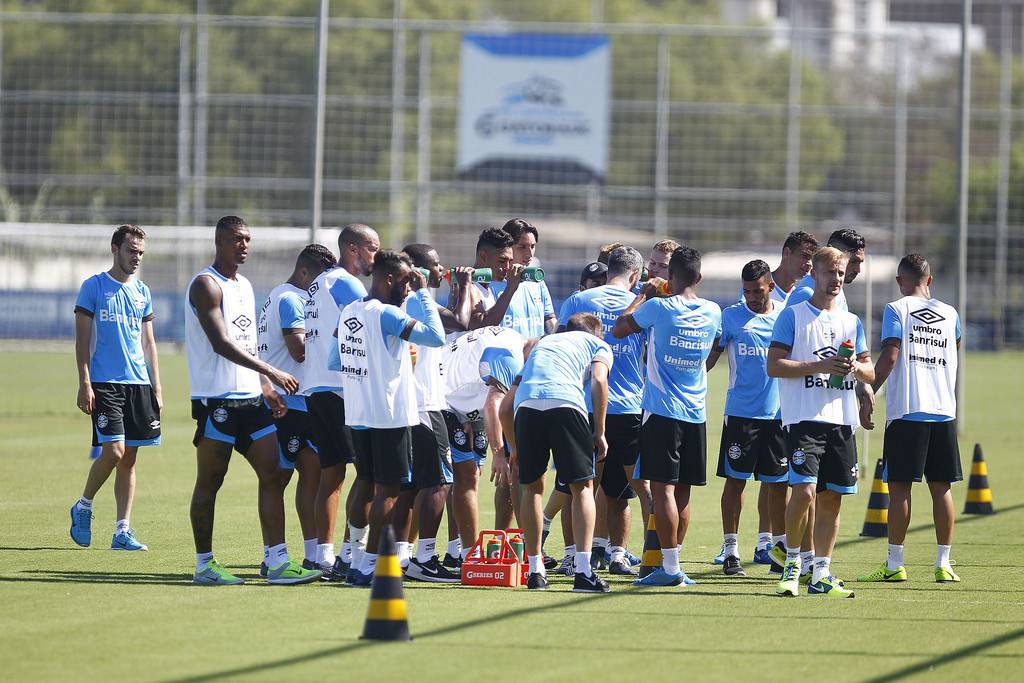 Jogadores do Grêmio treinando sob alta temperatura (Foto: LUCAS UEBEL/GREMIO FBPA)