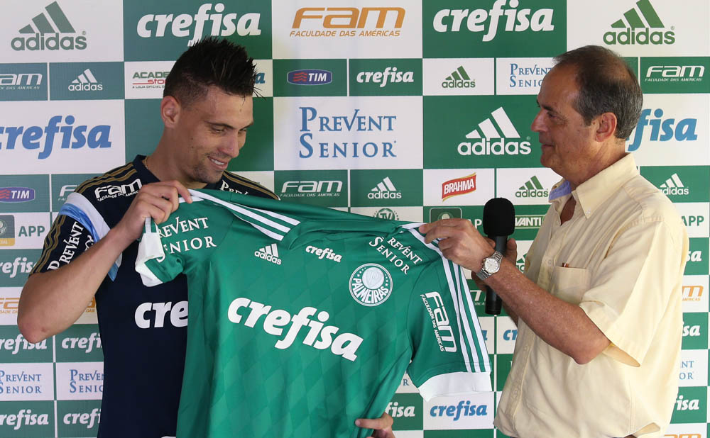"Tem nome de líder. Espero que nos ajude a abrir os caminhos para as vitórias", disse o vice-presidente Genaro ao meia (Foto: Cesar Greco/Ag Palmeiras/Divulgação) 