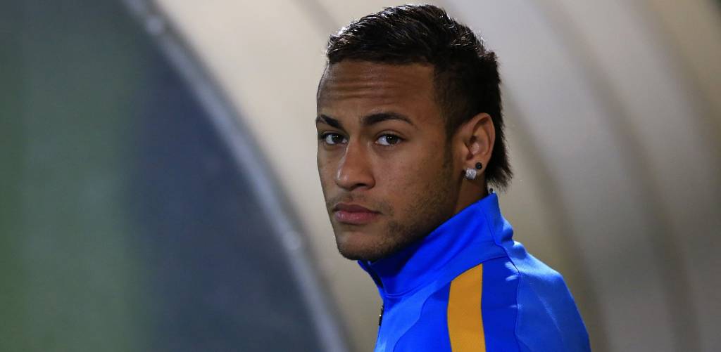 Segundo o pai de Neymar, o Manchester United apresentou proposta pelo craque (Foto: Pau Barrena/AFP)
