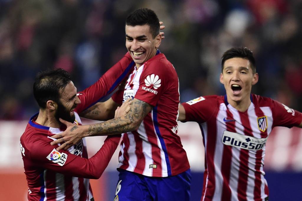 O argentino Ángel Correa (ao centro) abriu caminho para a vitória do Atlético de Madri (foto: Javier Soriano/AFP)