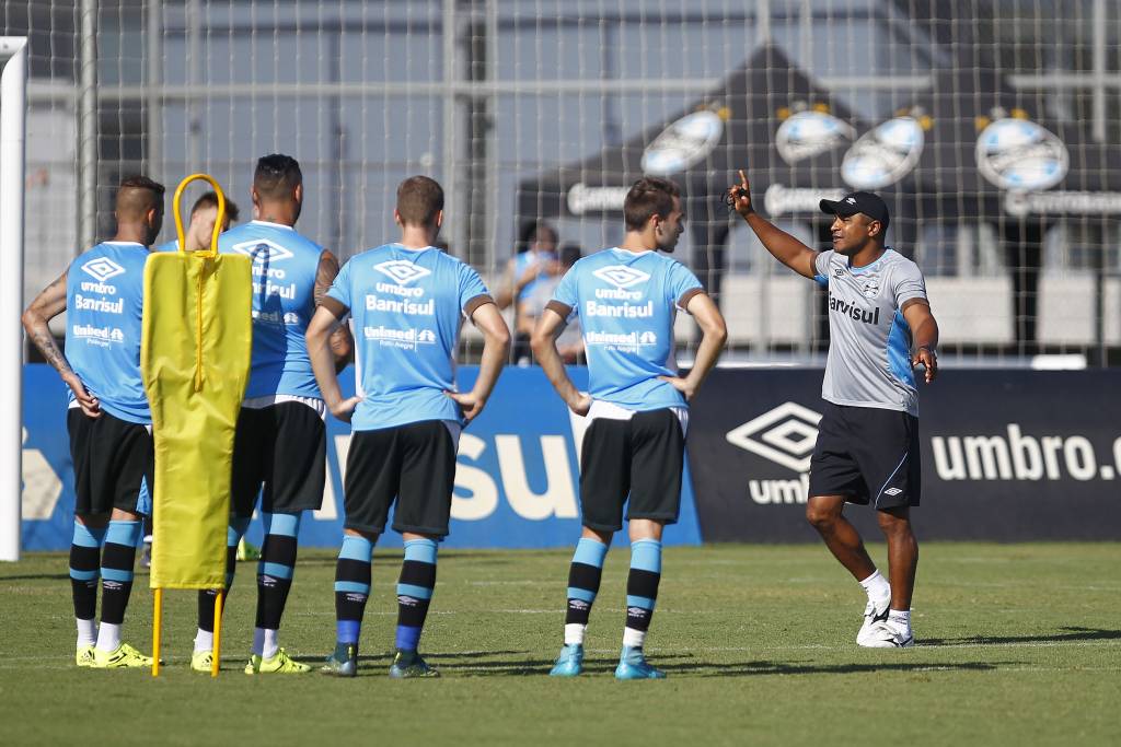 O técnico Roger Carvalho terá mais duas semanas de treinamento até a estreia no estadual (Foto: Lucas Uebel/Grêmio FBPA)