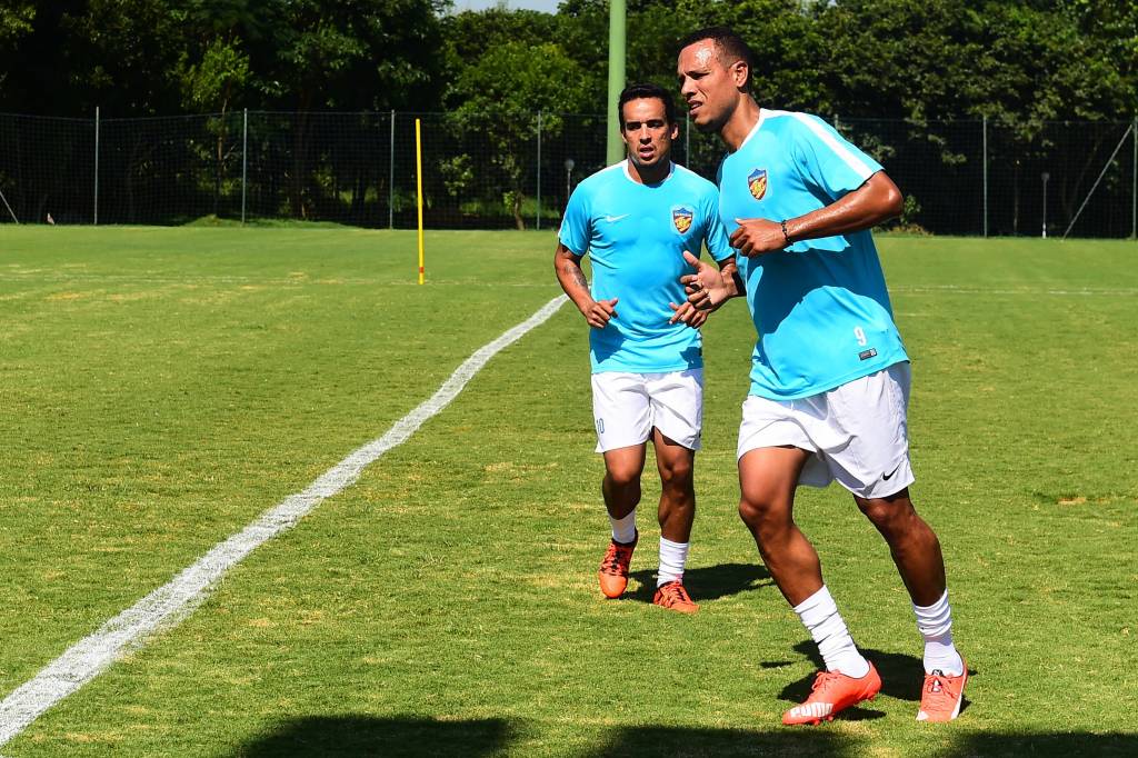Luis Fabiano e Jadson não conseguiram fazer a diferença no primeiro jogo pelo Tianjin Quanjin (Foto: Sergio Barzaghi/Gazeta Press)