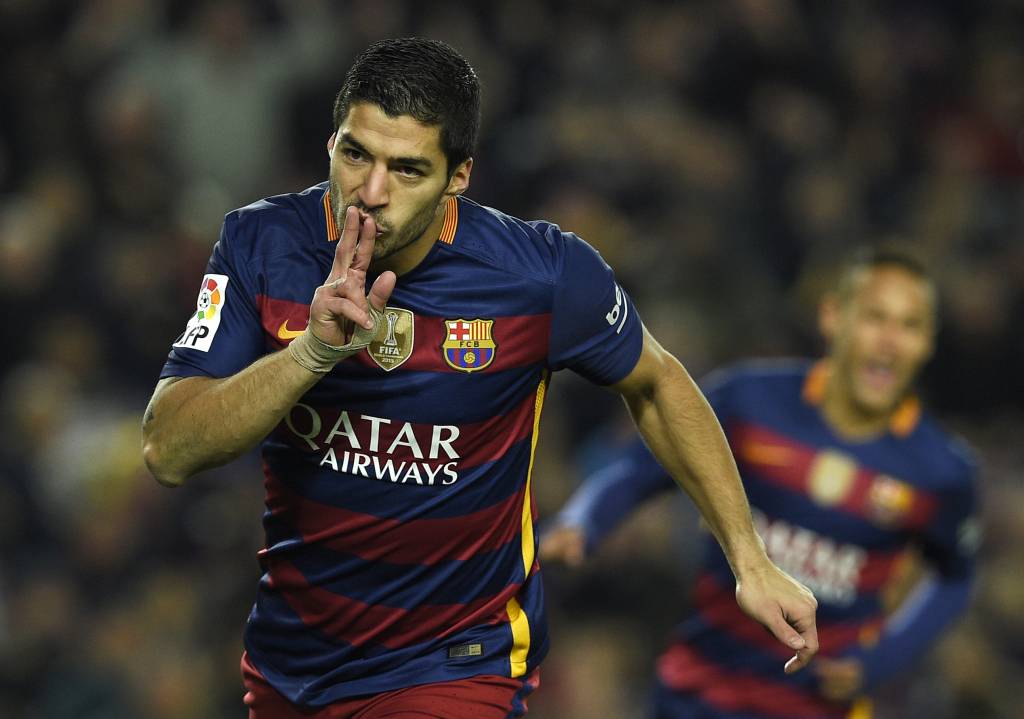 O uruguaio Suárez sofreu um pênalti e marcou dois gols na nova vitória do Barcelona pelo Espanhol (Foto: Lluis Gene/AFP)