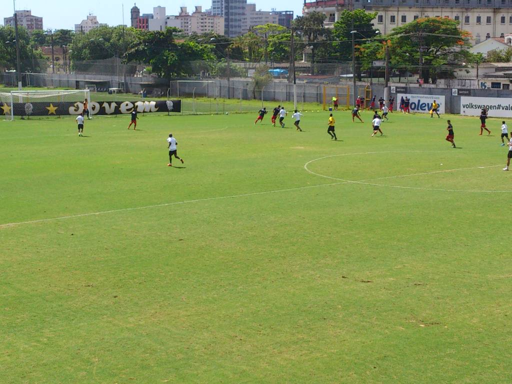 Santos e Red Bull Brasil disputaram quatro tempos de 30 minutos no CT Rei Pelé (Foto: Tiago Salazar)