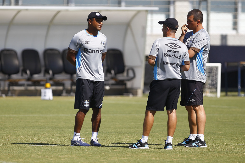 Roger Carvalho quer uma equipe com mais toque de bola (Foto: LUCAS UEBEL/GREMIO)