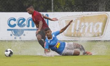 Chuva prejudicou o desempenho dos jogadores contra o Villa (Washington Alves/Light Press)