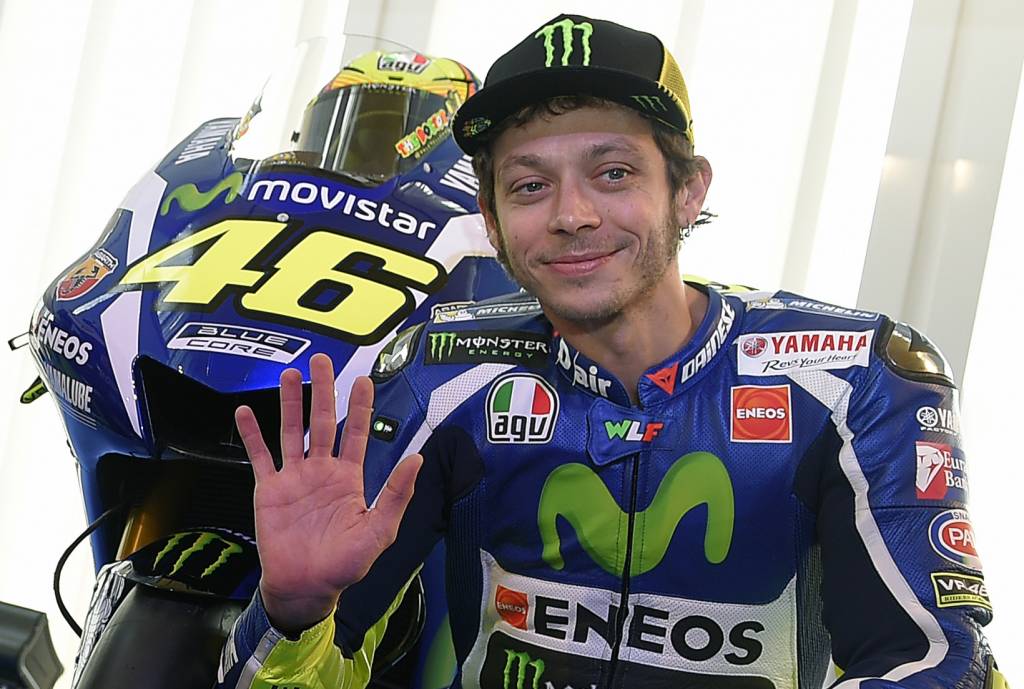 Valentino Rossi durante apresentação da nova Yamaha YZR-M1 (Foto: Lluis Gene/AFP)