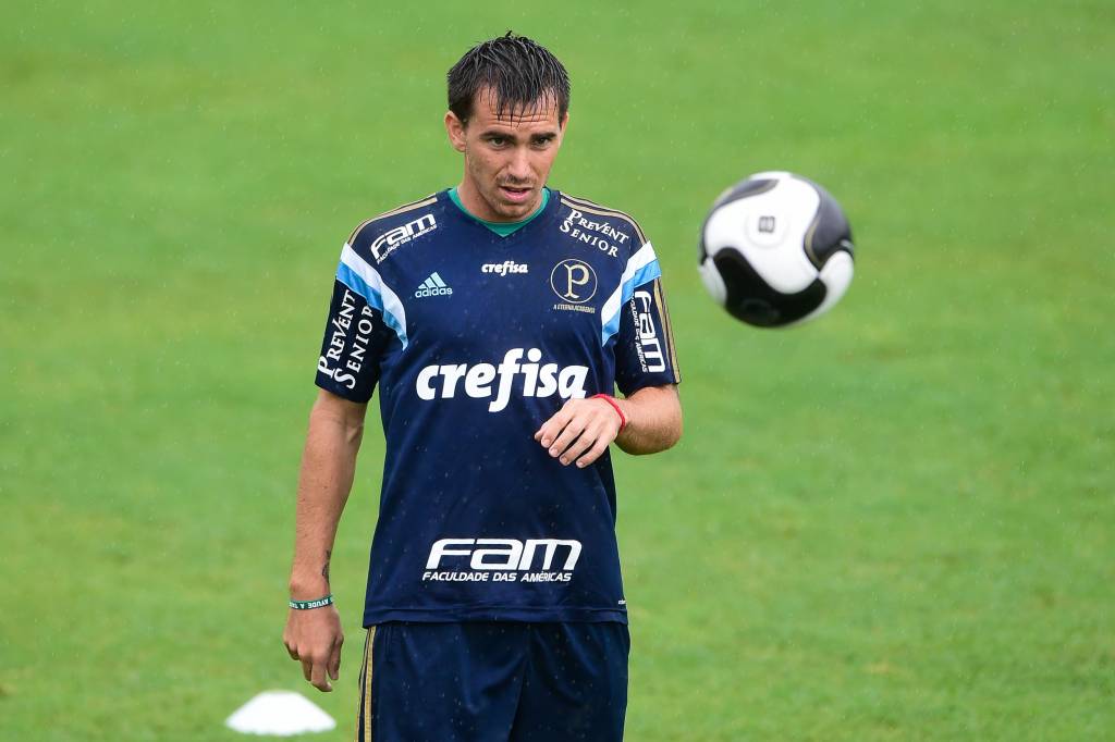 O atacante Mouche perdeu até a camisa 17 e está fora dos planos (Foto: Fernando Dantas/Gazeta Press)