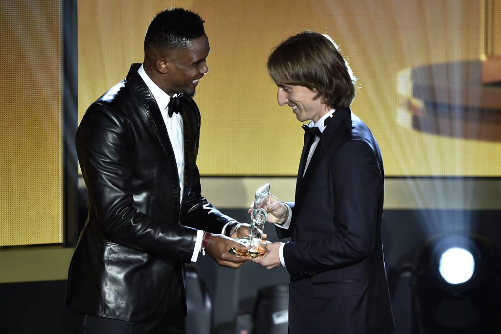 Modrić recebeu o troféu por integrar a seleção dos melhores do mundo das mãos de Eto'o (Foto: Fabrice Coffrini/AFP)