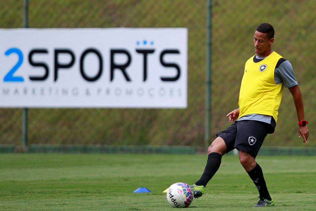 Fernandes vê boa briga por vagas no meio campo (Foto: Vitor Silva/SSPress/Botafogo)
