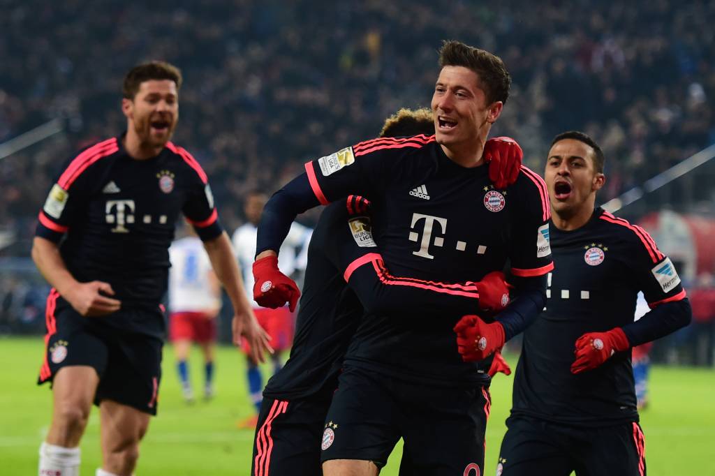 Lewandowski marcou os dois gols da vitória do Bayern sobre o Hamburgo (Foto: John Macdougall/AFP)