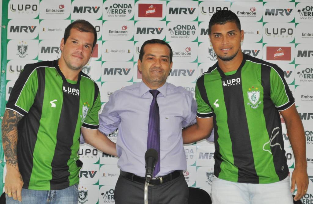 Tiago Luís e Romário assinaram contrato por um ano com o Coelho (Carlos Cruz/AFC)