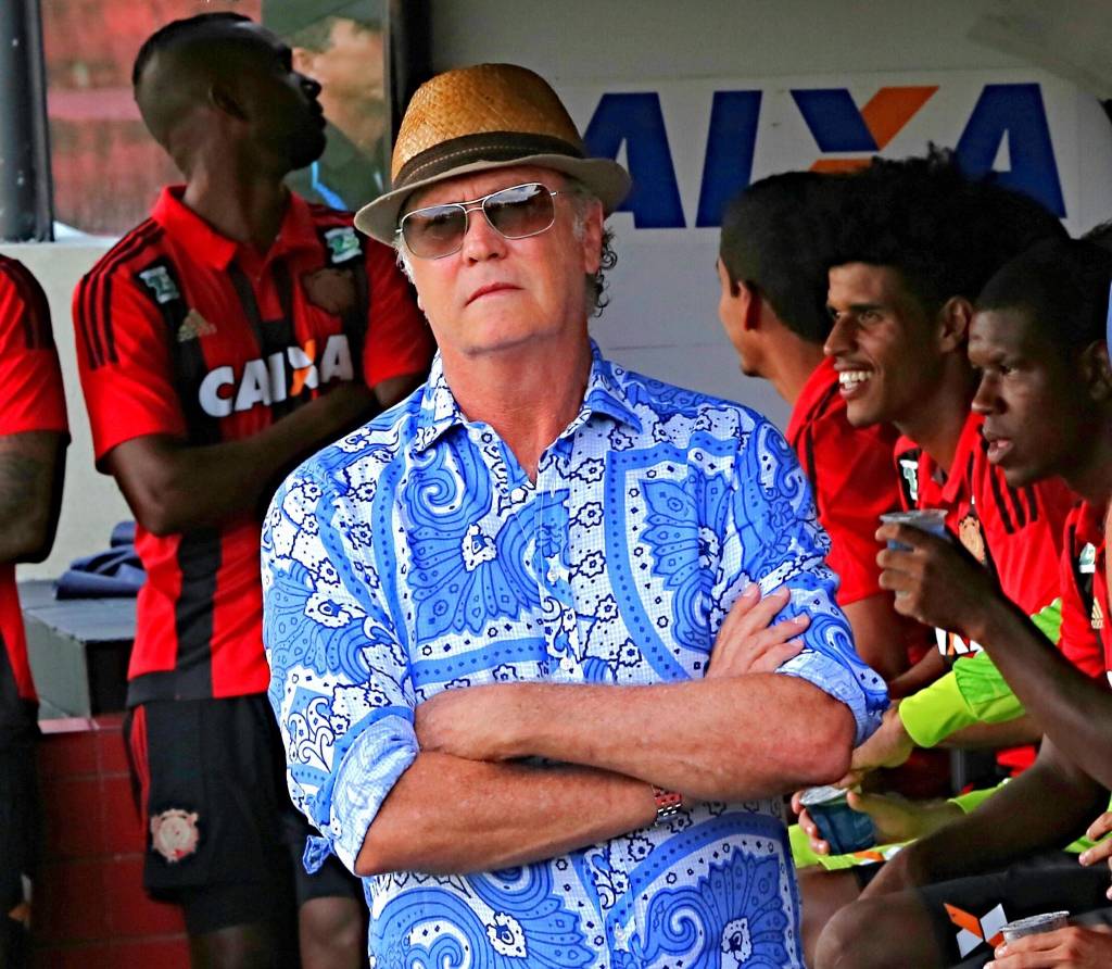 Falcão adotou estilo ousado para comandar o Sport contra o Argentinos Juniors (Foto: Carlos Ezequiel Vannoni/Elevn)