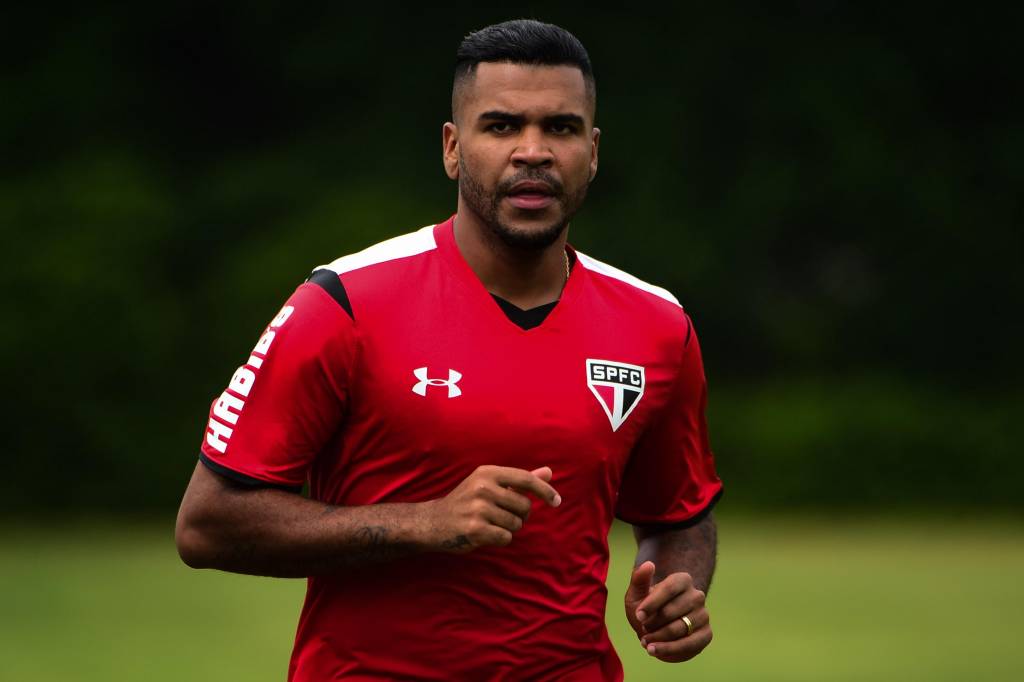 Breno vê com bons olhos a preocupação do técnico Edgardo Bauza com o sistema defensivo (Foto: Djalma Vassão/Gazeta Press)