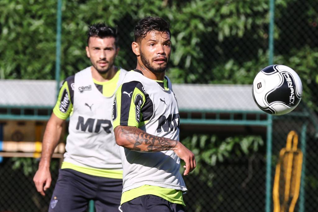 Carlos deixou o treino desta segunda carregado, após sofrer uma entorse no tornozelo direito (Bruno Cantini/CAM)