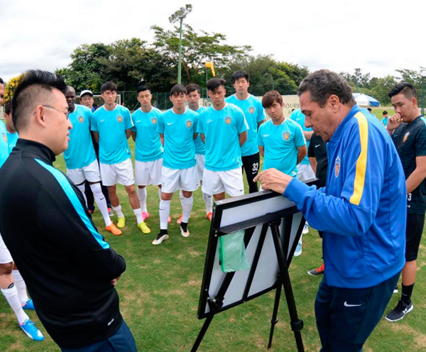 Luxemburgo orienta os jogadores durante pré-temporada no Brasil (Foto: Reprodução/Tianjin Quanjian)