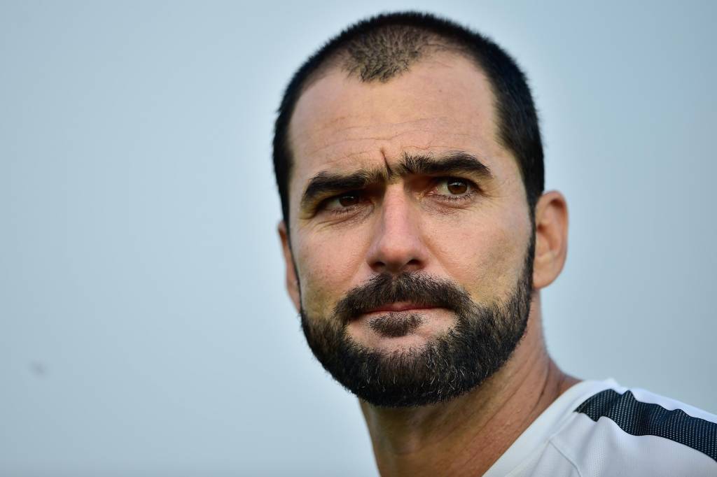 Danilo fica de olho no meio-campo até quando é escalado por Tite como centroavante (foto: Fernando Dantas/Gazeta Press)