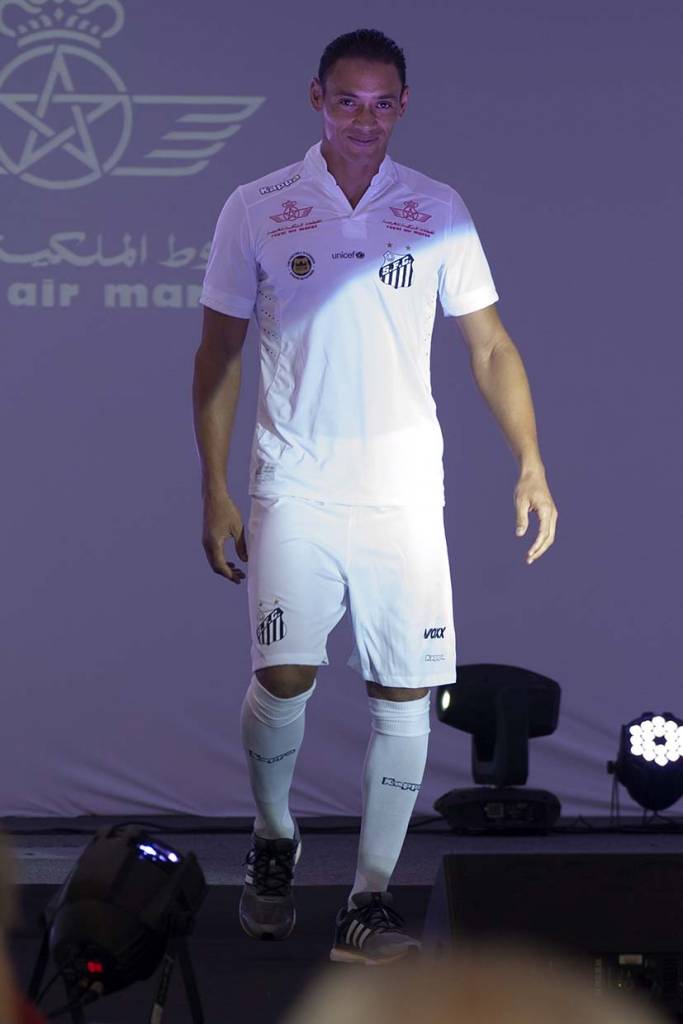 Ricardo Oliveira desfilou com o novo uniforme do Peixe nesta terça (Foto: Ivan Storti)