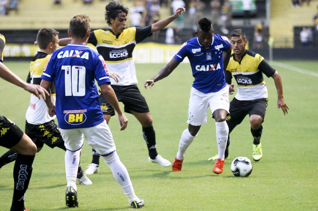 Jogadores cruzeirenses tiveram dificuldades diante da marcação cerrada do Criciúma (Maurício Vieira/Light Press)