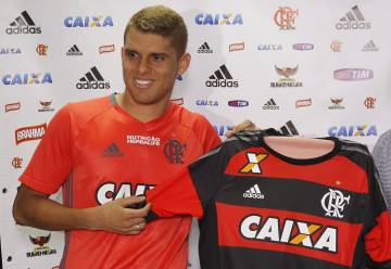 Cuéllar terá de esperar mais um pouco pela estreia (Foto: Gilvan de Souza/CRF)