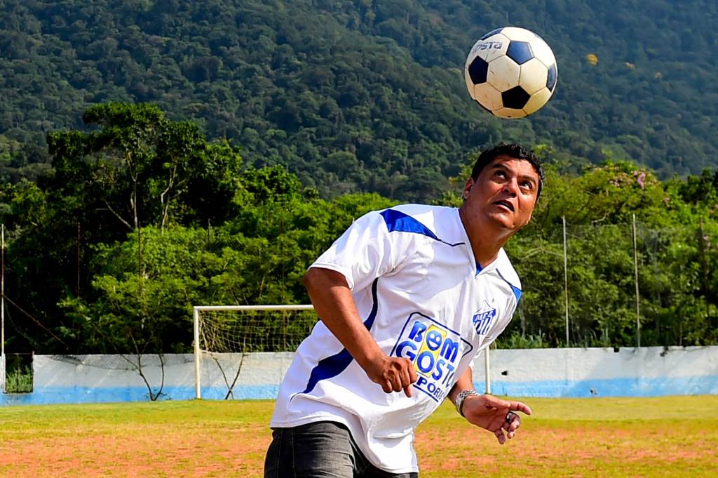 Claudinho defende o time de veteranos do Maresias Futebol Clube (Foto: Sergio Barzaghi/Gazeta Press)