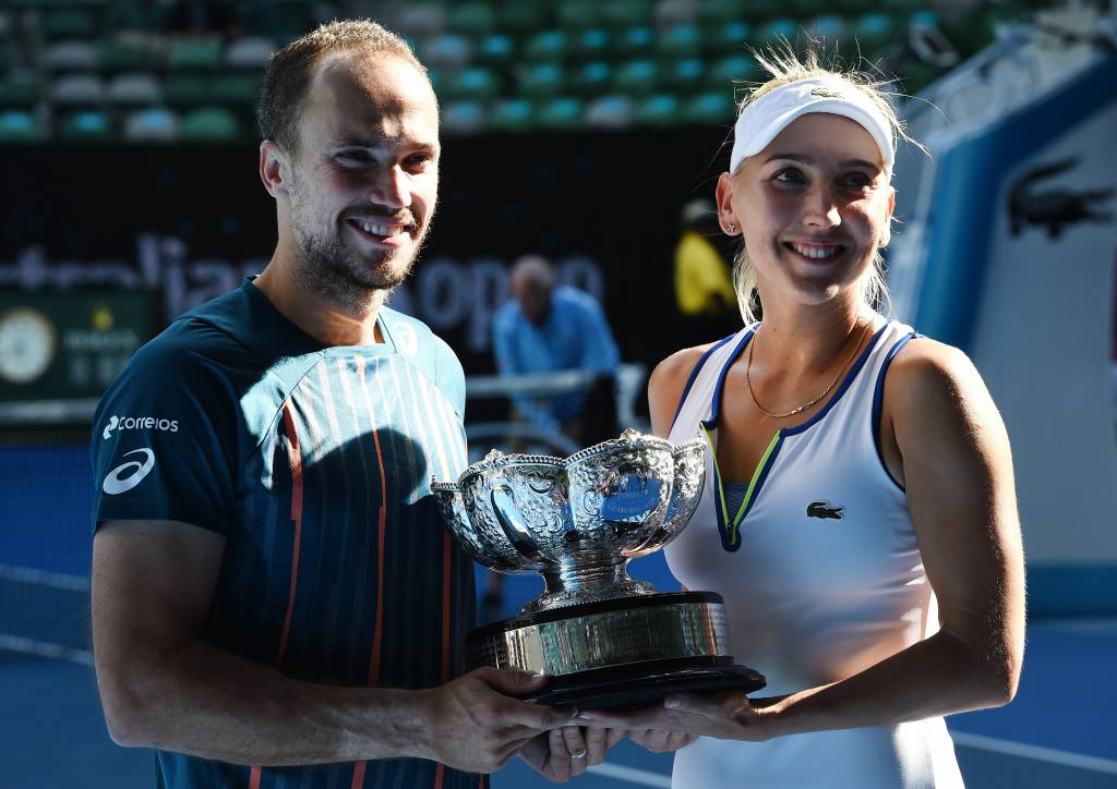 Elena Vesnina e Bruno Soares comemoram título nas duplas mistas da Austrália (Foto: GREG WOOD/AFP)