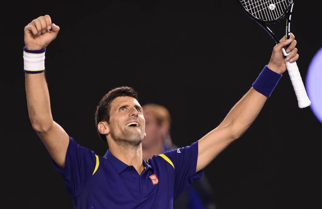 Novak Djokovic celebra a vitória em mais um Grand Slam neste domingo (Foto: WILLIAM WEST/AFP)
