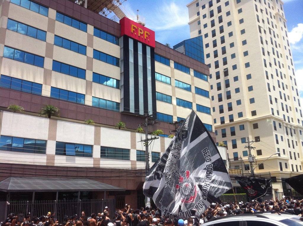 A organizada Gaviões da Fiel foi punida após acender sinalizadores na final da Copinha (Foto: Reprodução/Twitter)
