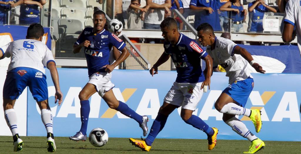 Ataque cruzeirense não conseguiu vencera defesa da URT (Washington Alves/Light Press)