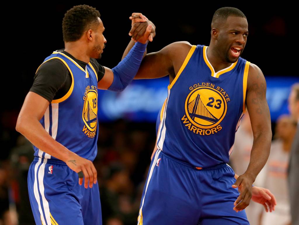 O brasileiro Leandrinho ao lado de Draymond Green (Foto: Elsa/Getty Images/AFP)