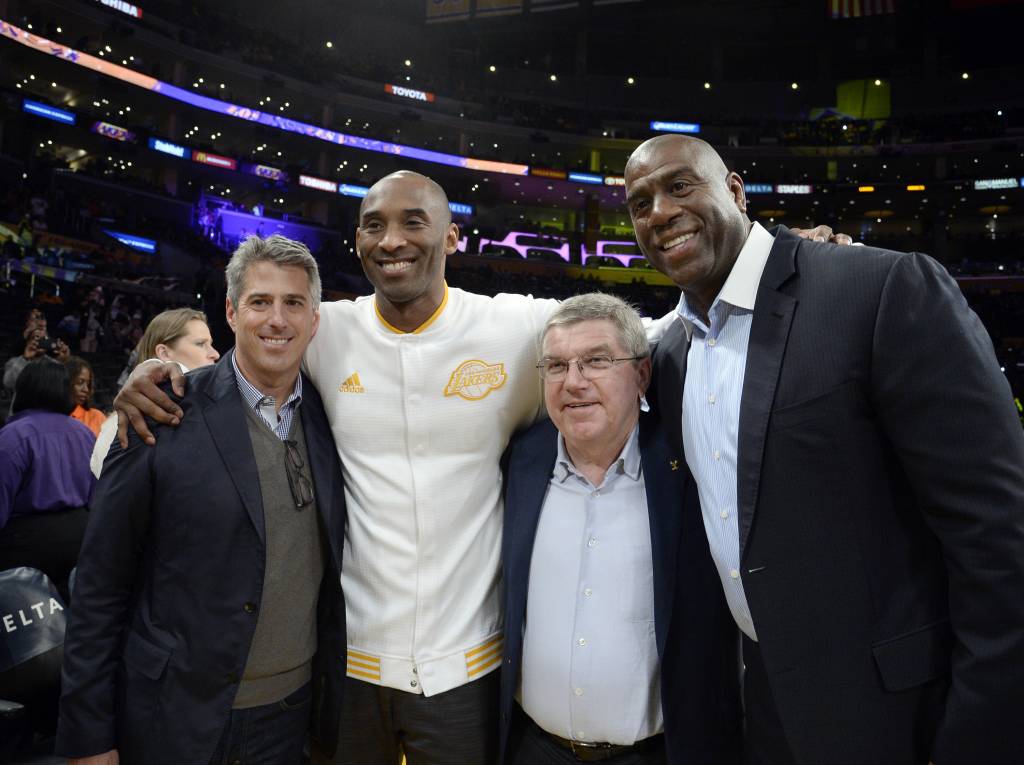 Thomas Bach no meio de dois ídolos do Los Angeles Lakers, Kobe Briant e Magic Johnson (Foto: Kevork Djansezian/AFP)