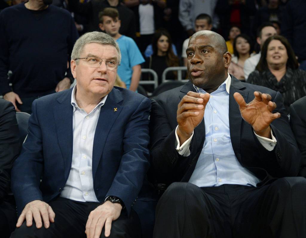 Thomas Bach e Magic Johnson assistiram ao jogo do Los Angeles Lakers na beira da quadra (Foto: Kevork Djansezian/AFP)