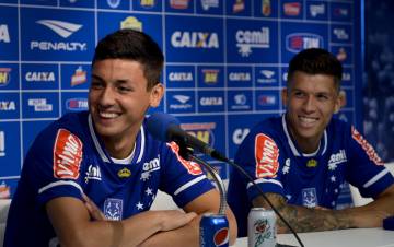 Ainda muito jovens, Marciel e Bruno driblaram o nervosismo da apresentação oficial com muita descontração (Washington Alves/Light Press)
