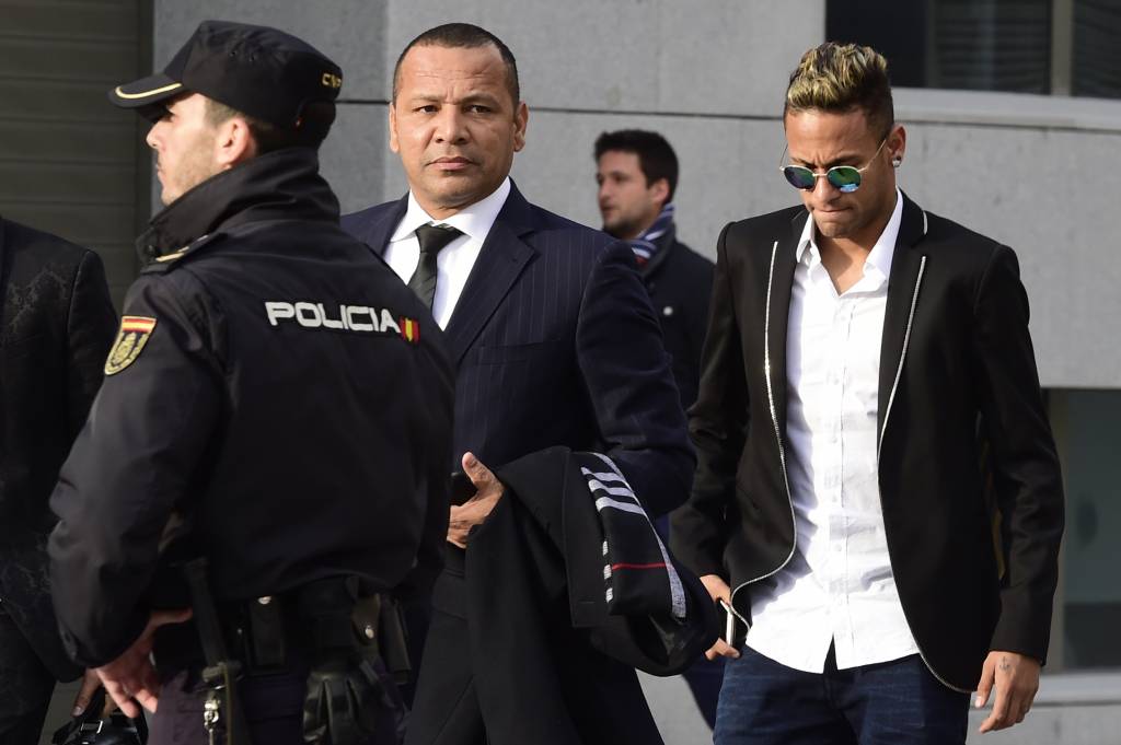 Neymar e seu pai chegam para depor na justiça nacional espanhola (Foto: AFP/Javier Soriano)